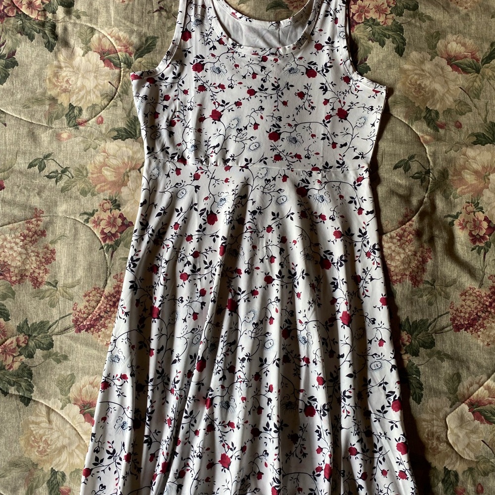 Flowered dress, white, brand new, never worn